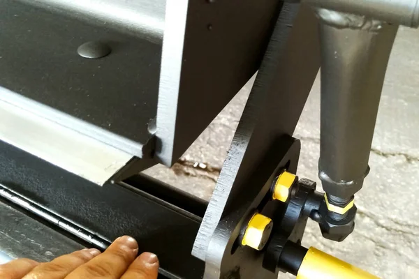 Çelik levhaları bükmek için bir makine. Tabak bükme — Stok fotoğraf