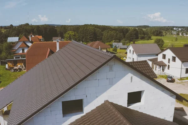 Brun metallplatta på taket av huset. Korrugerat metalltak — Stockfoto