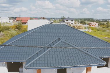 Oluklu metal çatı ve metal çatı. Modern çatıdan yapılma.