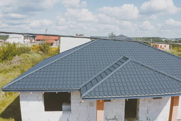 Gegolfd metalen dak en metalen dakbedekking. Modern dak gemaakt van met — Stockfoto