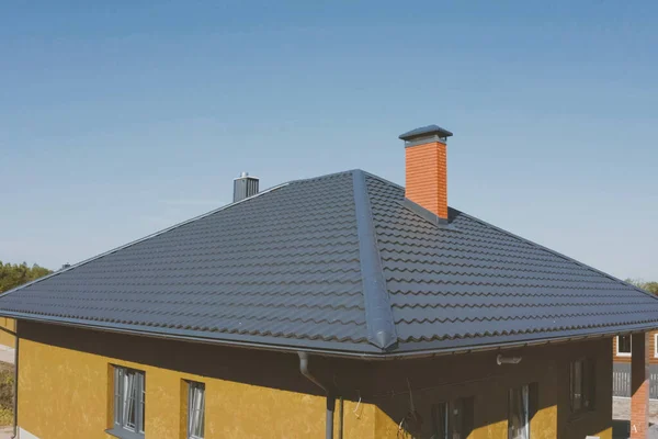 Gegolfd metalen dak en metalen dakbedekking. Modern dak gemaakt van met — Stockfoto