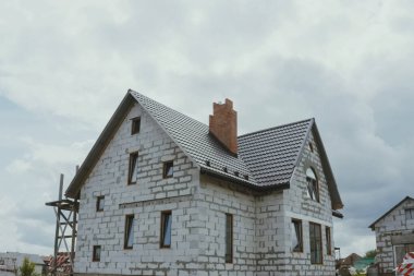 Yeni ev, çatısı metalden yapılmış. Kırsaldaki kır evi..