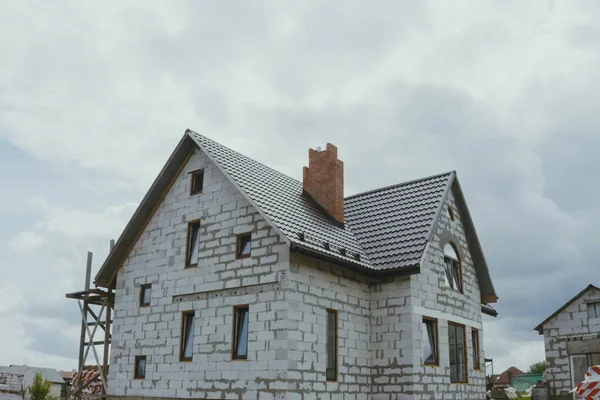 stock image new house, the roof of which is made of metal. Cottage in the countryside.