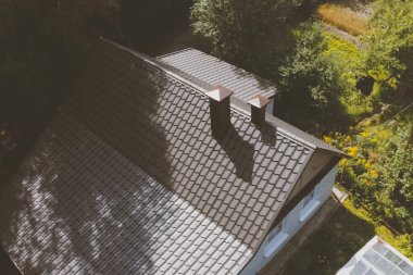 Oluklu metal çatı ve metal çatı. Modern çatıdan yapılma.
