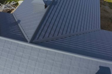 Oluklu metal çatı ve metal çatı. Modern çatıdan yapılma.