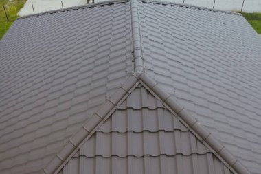 Oluklu metal çatı ve metal çatı. Modern çatıdan yapılma.
