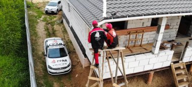 İşçi evin çatısını kuruyor. Kurulum