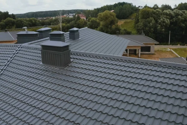 Corrugated metal roof and metal roofing. Modern roof made of met — Stock Photo, Image