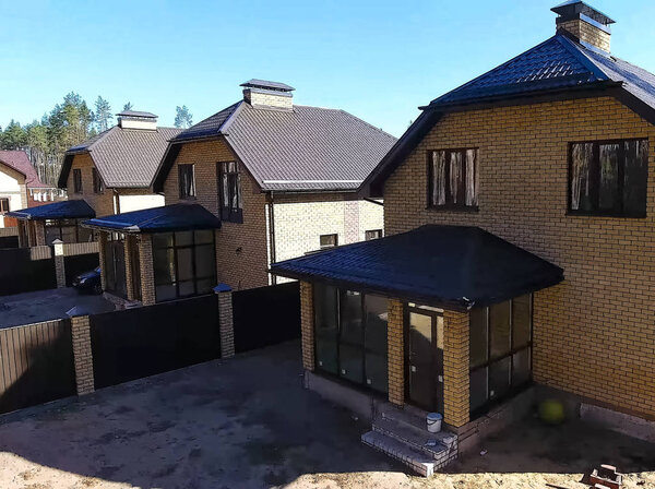 Гофрированная металлическая крыша и металлическая кровля. Современная крыша из мрамора
