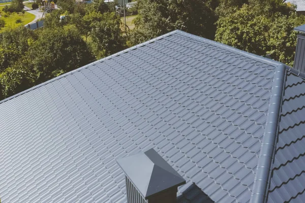 Szaro-niebieskie metalowe dachówki na dachu domu. Faliste — Zdjęcie stockowe