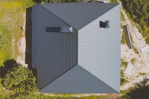 집 지붕에 있는 회색 청색의 지붕 타일입니다. 골함석 — 스톡 사진