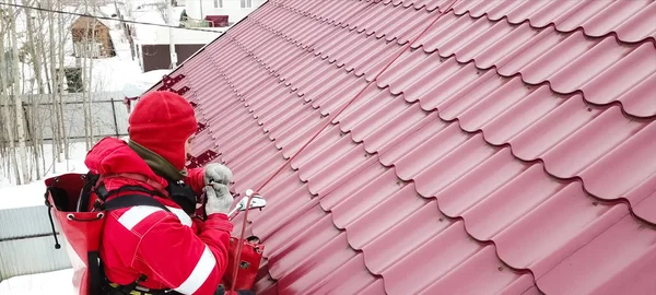 Worker does the installation of the roof of house. Installation — Stock Photo, Image