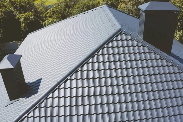 Evin çatısında gri-mavi-metal kiremitler var. Oluklu — Stok fotoğraf