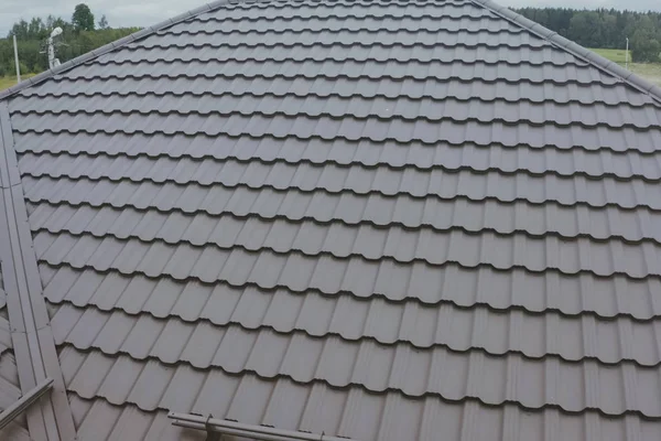 Гофрированная металлическая крыша и металлическая кровля. Современная крыша из мрамора — стоковое фото