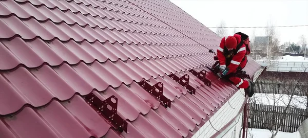 Worker does the installation of the roof of house. Installation — Stock Photo, Image