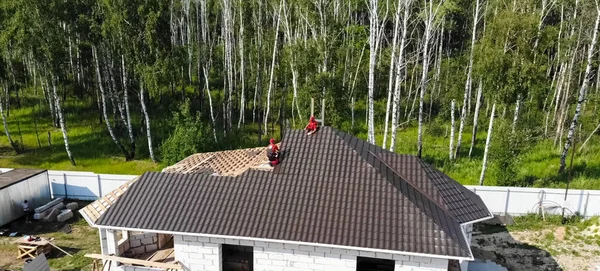 Robotnik wykonuje instalacj? dachu domu. Instalacja — Zdjęcie stockowe