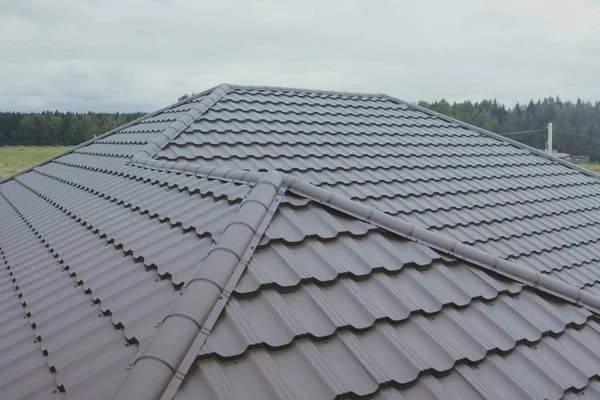 Гофрований металевий дах і металева покрівля. Сучасний дах зроблені з — стокове фото