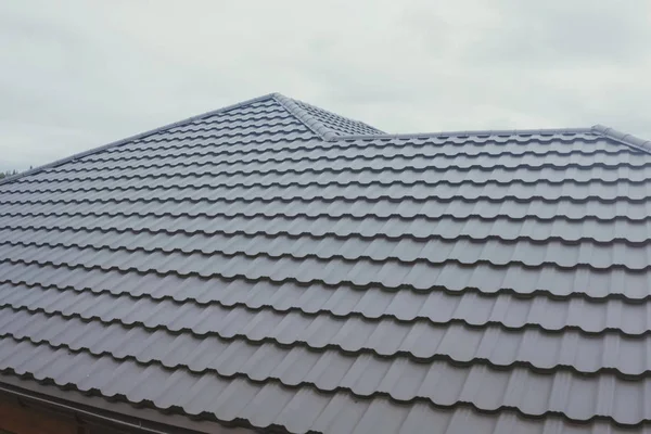Telhado de metal ondulado e coberturas metálicas. telhado moderno feito de met — Fotografia de Stock