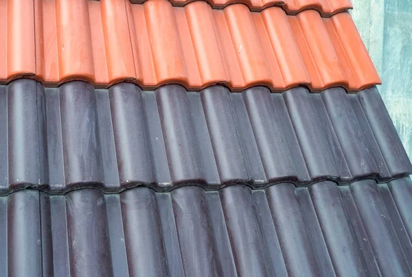 Çatı paspasının ambarında seramik çatı döşemesi örnekleri. — Stok fotoğraf
