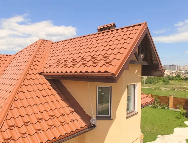 房子的屋顶是用橙色金属做的. 从上往下看 Cor — 图库照片