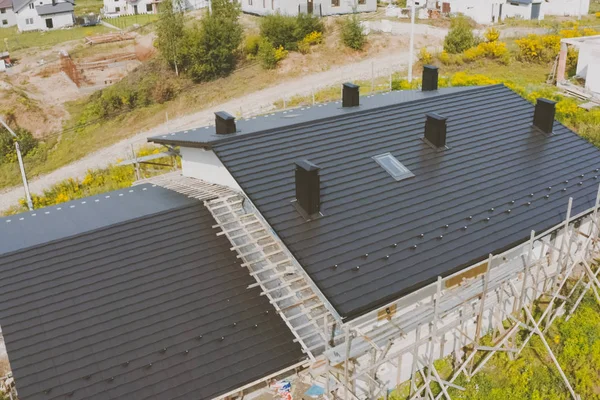 Mörkgrå tak i en industribyggnad av metall. Korrugat — Stockfoto