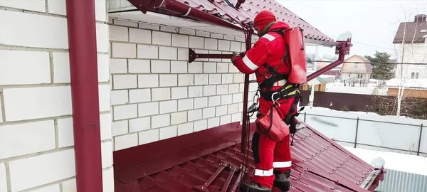 İşçi evin çatısını kuruyor. Kurulum