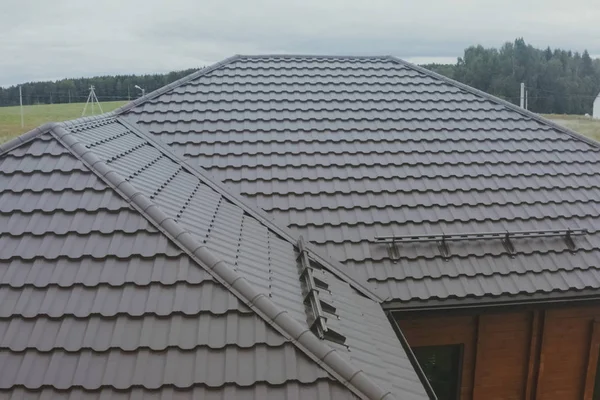 Gegolfd metalen dak en metalen dakbedekking. Modern dak gemaakt van met — Stockfoto