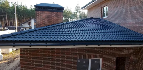 House with ceramic tile roof. cement-sand roof tiles. — Stock Photo, Image