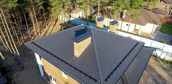 Huis met keramische tegeldak. dakpannen van cement en zand. — Stockfoto