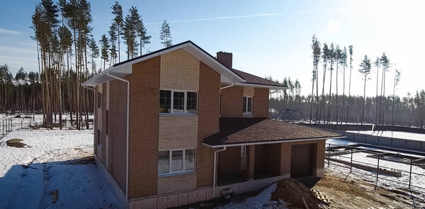 Битумная плитка для крыши. Дом с крышей из битумной плитки. крыша из битумной плитки. Мо
