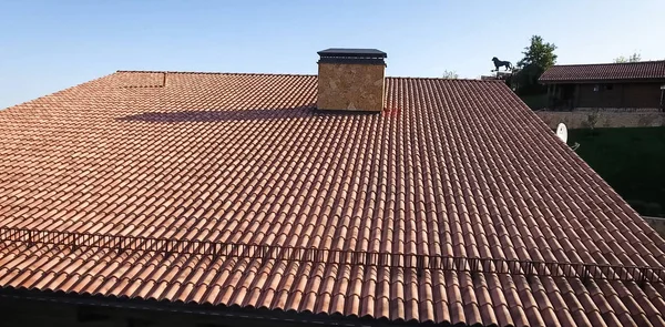 Casa com telhado de cerâmica. telhas de cimento-areia . — Fotografia de Stock