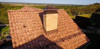 Seramik kiremit çatılı ev. beton-kum çatı kiremitleri.