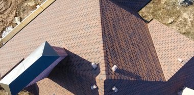 Çatı için küçük fayanslar. Fayanslardan yapılmış çatılı bir ev. Bituminous fayansın çatısı. Moder