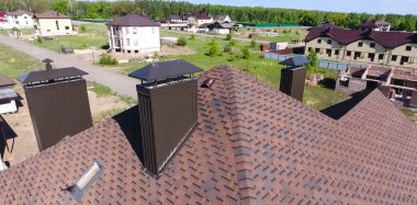 Çatı için küçük fayanslar. Fayanslardan yapılmış çatılı bir ev. Bituminous fayansın çatısı. Moder