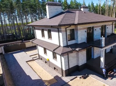 Çatı için küçük fayanslar. Bituminous 'un çatısına sahip bir ev