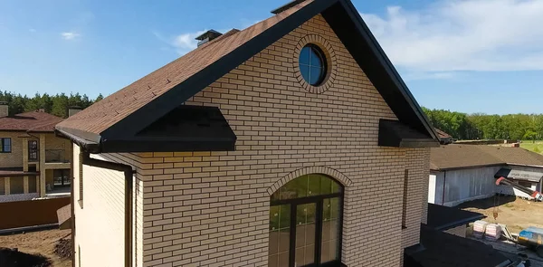Битумная плитка для крыши. Дом с крышей из битумной плитки. крыша из битумной плитки. Мо — стоковое фото