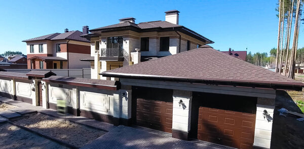 Битумная плитка для крыши. Дом с крышей из битумной плитки. крыша из битумной плитки. Мо
