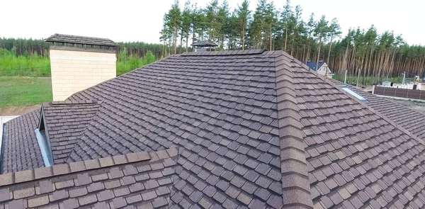 Tuile bitumineuse pour un toit. Maison avec un toit en tuile bitumineuse. un toit d'une tuile bitumineuse. Moder — Photo