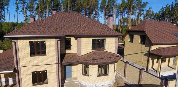 Битумная плитка для крыши. Дом с крышей из битумной плитки. крыша из битумной плитки. Мо
