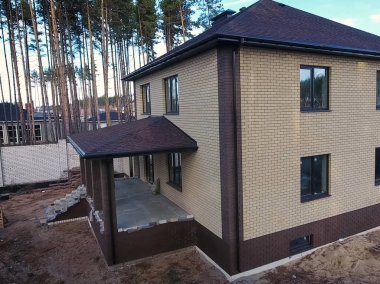 Çatı için küçük fayanslar. Bituminous 'un çatısına sahip bir ev