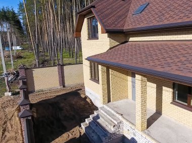 Çatı için küçük fayanslar. Bituminous 'un çatısına sahip bir ev