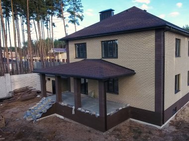 Çatı için küçük fayanslar. Bituminous 'un çatısına sahip bir ev