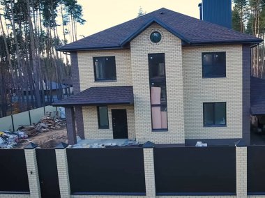 Çatı için küçük fayanslar. Bituminous 'un çatısına sahip bir ev