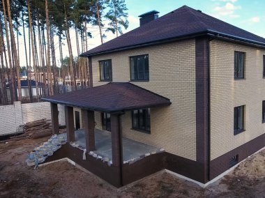 Çatı için küçük fayanslar. Bituminous 'un çatısına sahip bir ev