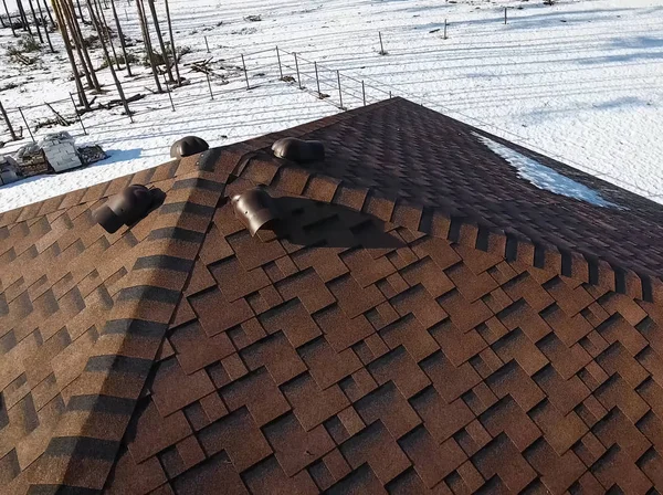 Tuile bitumineuse pour un toit. Maison avec un toit d'un bitumineux — Photo