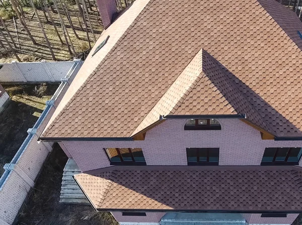 Bituminöse Ziegel für ein Dach. Haus mit einem Dach aus Bitumen — Stockfoto