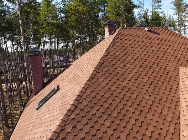 屋根のための明るいタイル。屋根のある家だよ — ストック写真