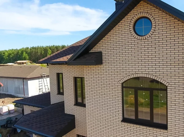 Dos blancos buhardillas en techo de Tejas grises — Foto de stock