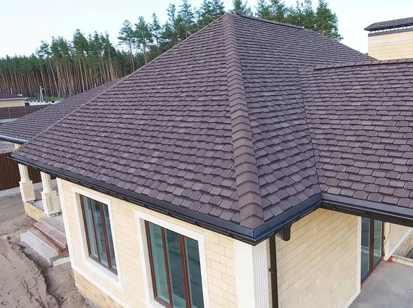 Битумная плитка для крыши. Дом с крышей из битума — стоковое фото