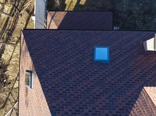 Bituminös kakel för ett tak. Hus med tak från ett bituminöst — Stockfoto